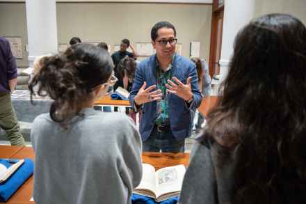 EdgarEdgar Garcia discusses the Popol Vuh with UChicago students. Photo by Jason Smith Garcia discusses the Popol Vuh with UChicago students in the classroom